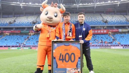 400场里程碑！战梅州赛前海牛为郑龙举办纪念仪式